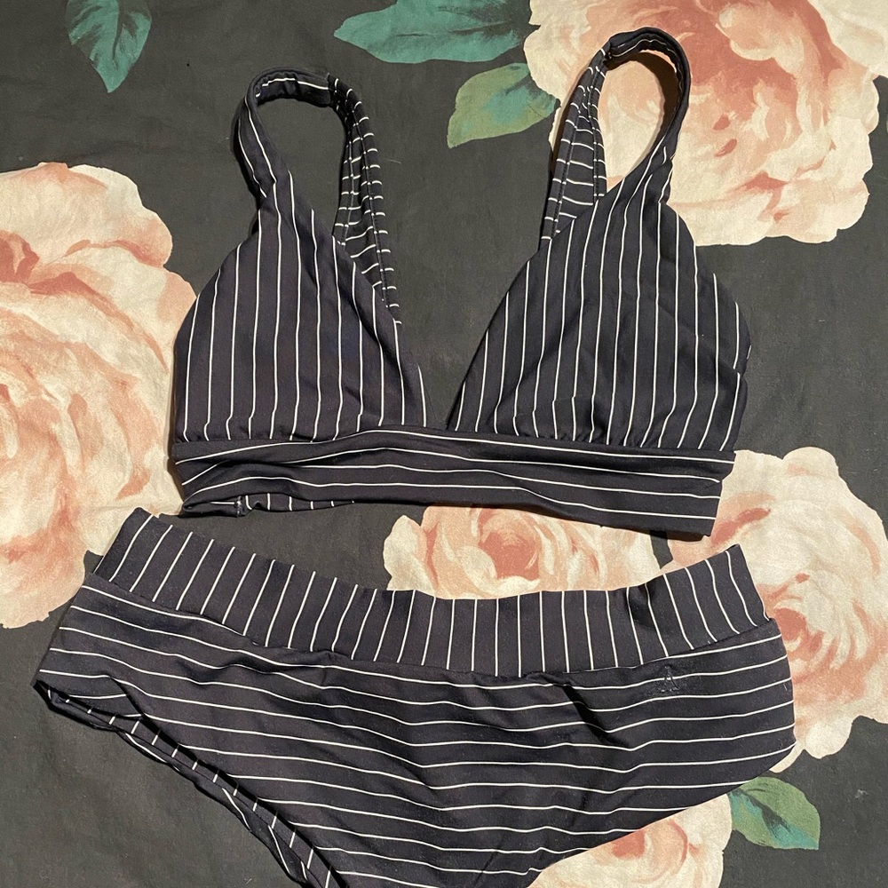 BOYS + ARROWS Set 
Bogey Navy Stripe Print